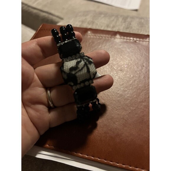 NWT! Beautiful G by Guess White Rhinestone Black Beaded Stretch Bracelet - Picture 2 of 4